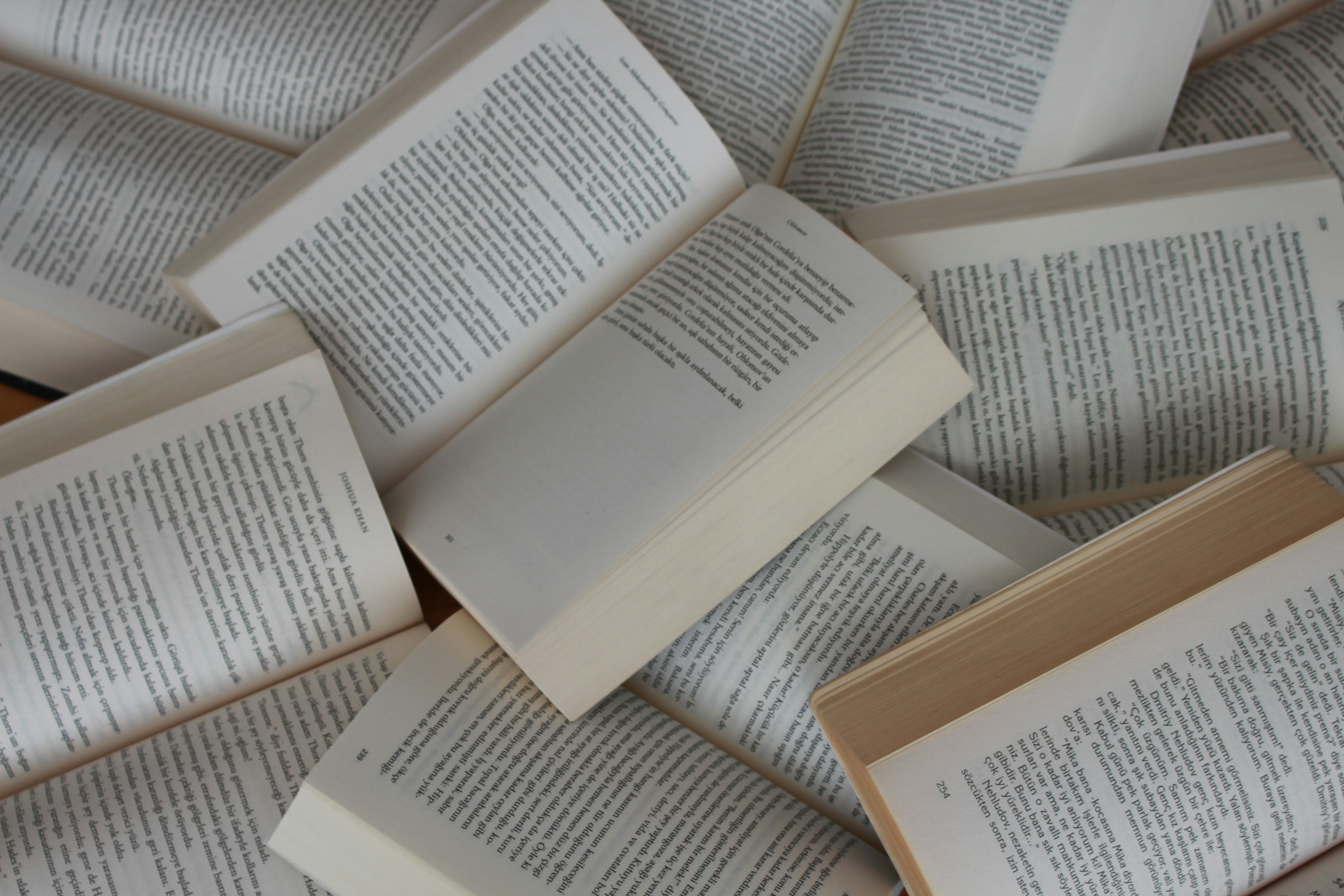 Pila de libros abiertos